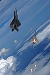 F-22とフレアを放つ第325戦闘飛行隊所属のF-15（2008年9月22日）