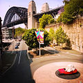 Jambatan Harbour Sydney dari The Rocks. Jambatan ini dapat dilihat dari kebanyakan kawasan di daerah ini.