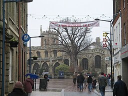 Centrala Huntingdon. Vy norrut längs High Street mot All Saints' Church