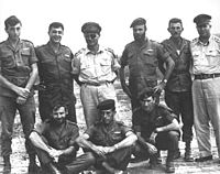 Moshé Dayán, principal estratega israelí en la Guerra de los Seis Días y la de Yom Kipur, junto a otros militares israelíes en 1955.