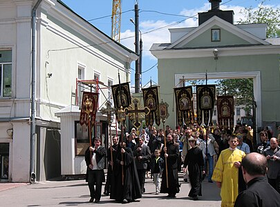 Крестный ход входит в Покровский монастырь.