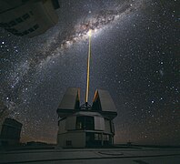 Al observar el centro de la Vía Láctea mediante la instalación de estrella guía láser en Yepun, uno de los cuatro telescopios del Very Large Telescope (VLT)