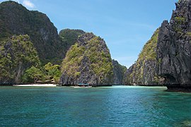 Limestone island in Bacuit Bay, El Nido, Palawan, Philippines.jpg