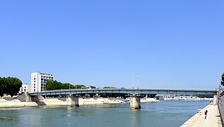 Arles : le pont de Trinquetaille (1950) sur le grand Rhône.