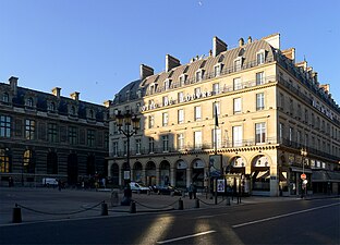 La place vue en direction de la rue de Rivoli. Sur la droite, le grand hôtel du Louvre.