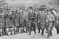 エジンバラに到着した皇太子裕仁親王（右端）を迎えるロイヤル・スコッツ隊（1921年）