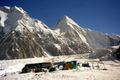 O campo base Inylchek Sur, co Chapaev e o Khan Tengri a través do glaciar