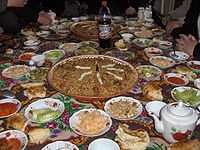 Una fiesta de Tajik. Una gran fiesta se asocia comúnmente con las culturas de Asia Central.