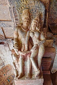 Një çift i skalitur mbi një kolonë të mandapas së tempullit të madh të Vishnu-së.