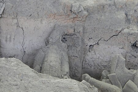 Los restos de esculturas de guerreros de terracota antes de la restauración.