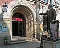 Das Weimarhaus mit wegweisender Goethefigur vor dem Museumseingang.