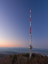 Tour hertzienne au sommet de l'Uetliberg à l'ouest de Zurich (Suisse). (définition réelle 1 957 × 2 609)