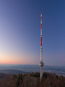 Tour hertzienne au sommet de l'Uetliberg à l'ouest de Zurich (Suisse). (définition réelle 1 957 × 2 609)