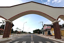 De hoofdstraat Av. Japiim in Mancio Lima