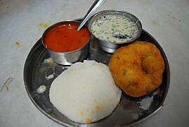 Sarapan India Selatan sing umum: idli, medu vada, sambar lan chutney klapa