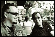 Gavin Harrison (ab 2002 neuer Schlagzeuger) und Richard Barbieri (Keyboarder) sitzen zusammen und unterhalten sich.