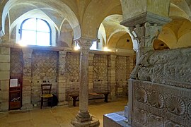 Jouarre (77), crypte St-Paul, vue vers l'ouest, à droite la tombe de sainte Telchilde.jpg