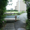 暗渠化された用水路の上に残る橋桁と欄干（二ヶ領用水跡）