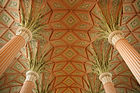 Palmowe kapitele kolumn “wyrastające” na gotyckie sklepienia wypełnione klasycystycznymi kasetonami z ornamentem roślinnym
