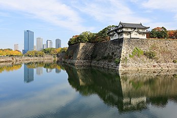 Une tour de garde du château d'Osaka avec le quartier d'affaire à l'arrière plan. (définition réelle 5 131 × 3 420)