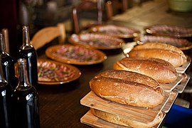 Pain sans gluten à la farine de châtaigne et charcuterie corse.jpg