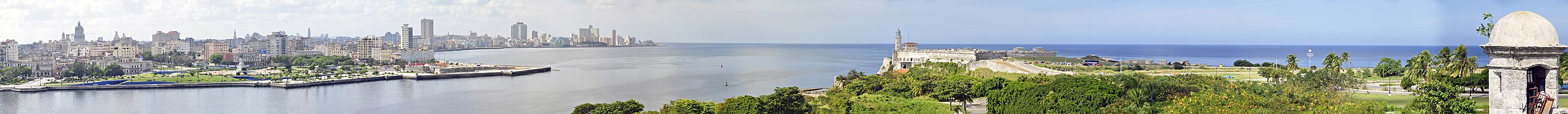 Panorama vido de la urbo prenita je 2015 el Fortikaĵo Sankta Karlo de la Kabano