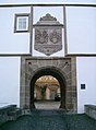 Das Tor zum Pfedelbacher Schloss mit Wappenportal