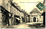 Fontevraud-l'Abbaye op een oude postkaart, met op de achtergrond de poort van de voormalige abdij