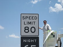 Limite de vitesse de 80 mph (soit environ 130 km/h).