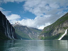 Vista de las «Siete Hermanas» y «El Pretendiente» (a la derecha) en el Geirangerfjord.