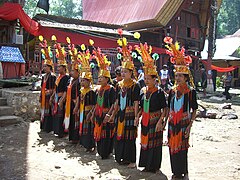 Nyanyian dan tarian tradisional di acara pemakaman suku Toraja