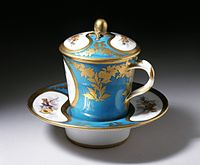 Trembleuse o Gobelet et soucoupe enfoncé de Sèvres c. 1776 diseñada para beber chocolate caliente