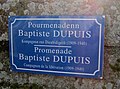 Plaque bilingue de la "Promenade Baptiste Dupuis", Compagnon de la Libération, à Saint-Guénolé (Penmarch).