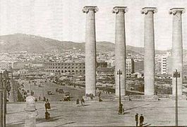 Las cuatro columnas que representaban las cuatro barras de la bandera catalana, obra del arquitecto Puig i Cadafalch para la Exposición Internacional de Barcelona (1929).