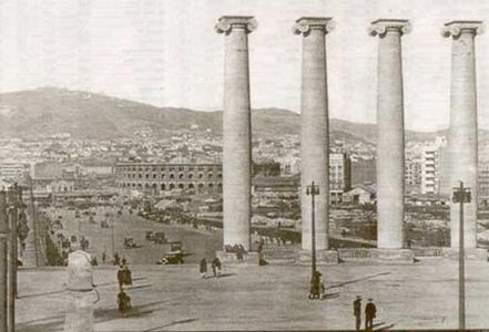 Les antigues quatre columnes, enderrocades el 1928.