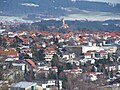 Blick auf Altusried, im Hintergrund der Kirchturm von Reicholzried und das Illertal