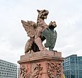 Greif am südöstlichen Brückenende mit Schildinschrift: „Erst wägen, dann wagen“.