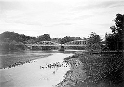 Jembatan di atas sungai Cimanuk dekat Kadipaten, Majalengka, pada masa Hindia Belanda. Jembatan ini dilewati Grote Postweg (Jalan Raya Pos), sebelum tahun 1940.