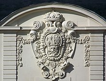 Photographie des armoiries de Louis XIV sur le château.