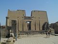Pylonen i tempelanlegget i Edfu ved Nilen vestbredd, cirka 650 kilometer sør for hovedstaden Kairo.