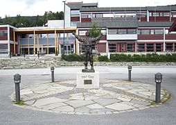 Peer Gynt vert mykje nytta i markedsføringa av Fron, her i statueform ved Vinstra stasjon.