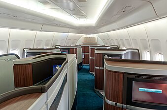 Kabin kelas satu Cathay Pacific di dek utama 747-400