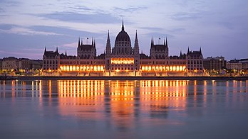 Le parlement hongrois et le Danube, à Budapest. (définition réelle 8 328 × 4 685)