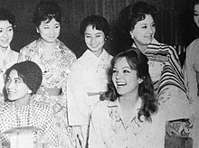1959年6月、東京都の読売ホールで「フランス映画祭」（主催：ユニフランス、日本映画海外普及協会、外国映画輸入配給協会）が開催され、ドモンジョとジュリアン・デュヴィヴィエが出席した。写真は6月9日に開かれた歓迎パーティーで日本の女優たちに囲まれるドモンジョ[2]。