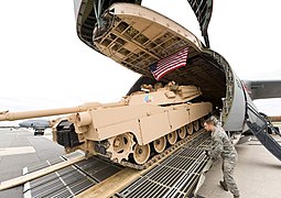 Cargando un M1A1 Abrams a través de la compuerta frontal.