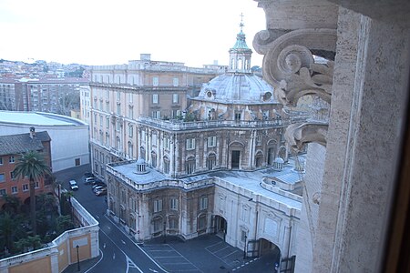 O mesmo local hoje, com a nova sacristia da Basílica de São Pedro ocupando o espaço.