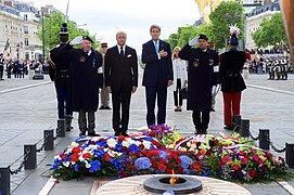 Laurent Fabius, Minister of Foreign Affairs, with John Kerry, U.S. Secretary of State, under the Arc de Triomphe in 2015