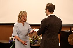 Kaija Pakarinen vastaanottamassa Suomi-palkintoa vuonna 2022.