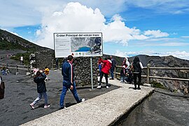 Tourists Irazu volcano CRI 09 2022 5489.jpg