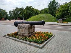 Les deux derniers canons postés à la porte principale